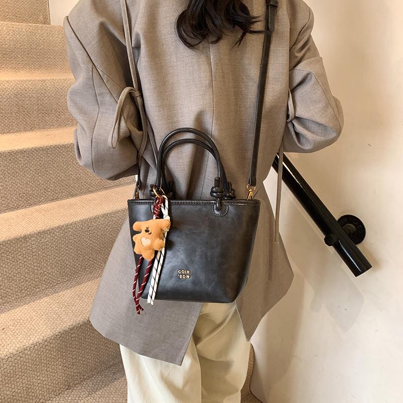 Commuter leisure bag women's large capacity 2025 new autumn and winter retro versatile shoulder bag simple tote bag