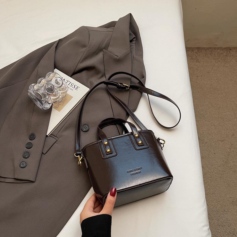 Hand Carrying Retro Casual Bucket Bag Women's 2025 Autumn New Trendy Fashion Shoulder Bag Korean Version of High-value Women's Bag