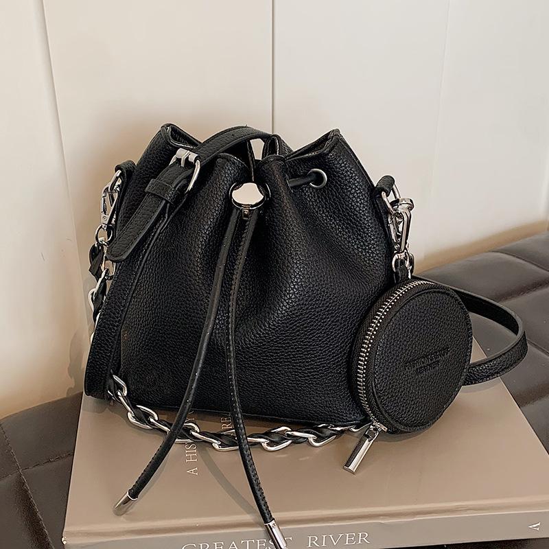 

Популярная в этом году маленькая женская сумка 2024 года, новый модный тренд, сумка-цепочка, нишевая сумка-ведро через плечо чёрный