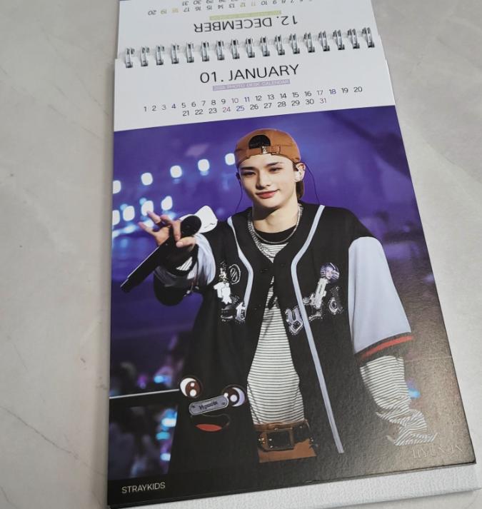 Stray Kids Hyunjin Stolní kalendář 2026 & 2027 K-pop Fanouškovské zboží