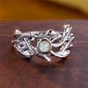 Süßer Damen Weißer Feueropal Stein Blattring Vintage Goldfarbe Hochzeits Schmuck Für Frauen