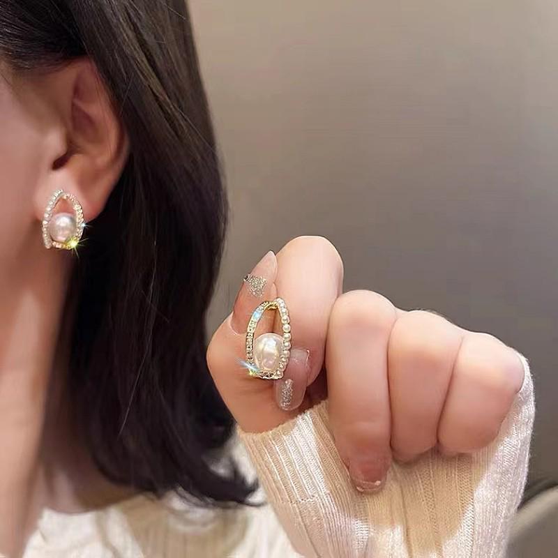 Korean Elegant Pearl Stud Earrings for Women: Versatile, High-Class Style Jewelry