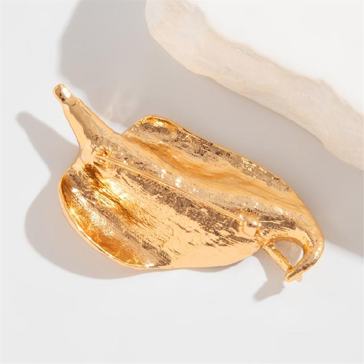 Sophisticated Alloy Irregular Leaf Brooch Trendy Fashion Lapel Pin Accessories for Business Meetings and Social Event