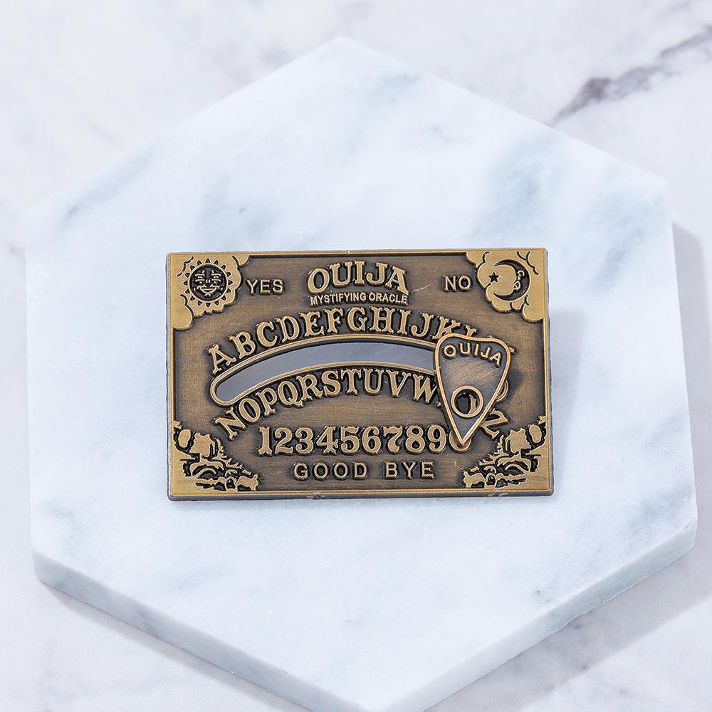 Europäische rotierende Ouija-Brosche: Kreativer Halloween-Horror-Metall-Anstecker mit personalisierten Buchstaben