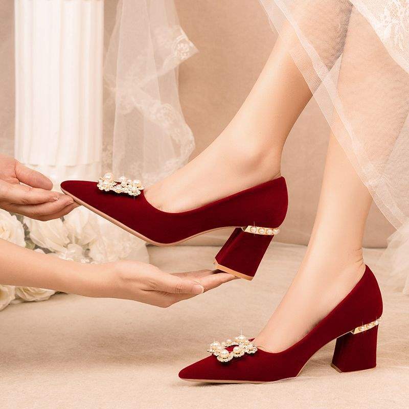 Red wedding shoes thick heels are not tired. Pregnant women can wear Chinese Xiuhe clothes and two wedding shoes.