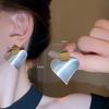 Niche high-end autumn and winter new gold and silver contrasting color peach heart earrings metal love earrings femininity earrings