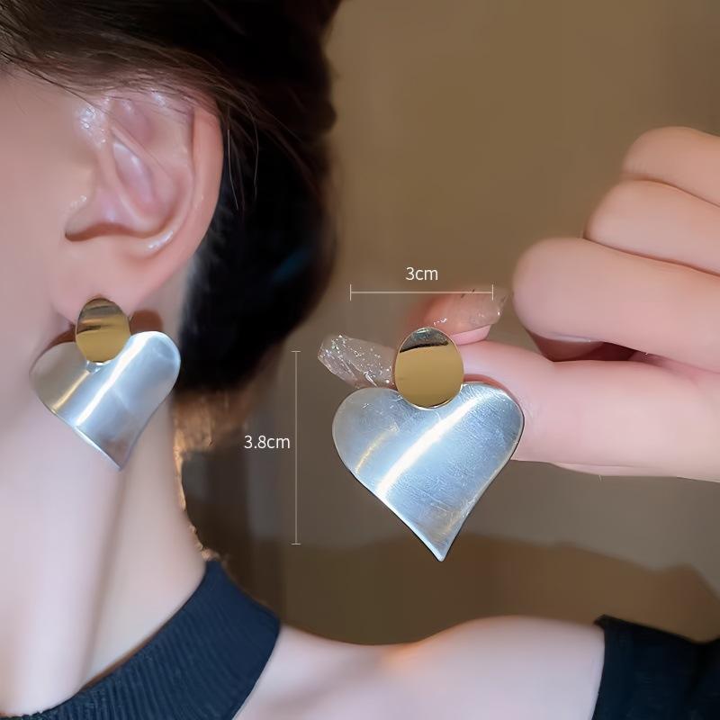 Niche high-end autumn and winter new gold and silver contrasting color peach heart earrings metal love earrings femininity earrings