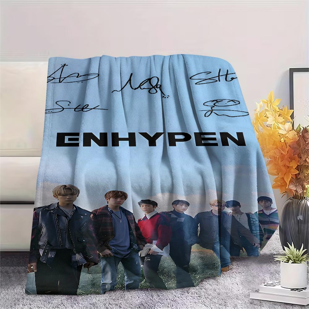 1 Stück Enhypen Aufdruck Flanelldecke, Hohe Qualität für alle Jahreszeiten, Heimdekoration, Wärme und Komfort, Perfekt für Weihnachtsgeschenke