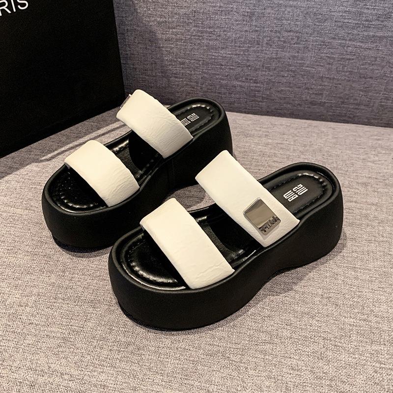 Muffin Platform Slippers Women's Summer Wear 2025 New High-end Beach Sandals Internet Celebrity Super Fire Casual Cool Slippers