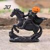 Reiter auf Pferd Statue Halloween Kopflose Statue, Gotischer Ritter Schwarz mit Verzierungen Kürbis Laterne, Gruselige Harz Festliche Dekoration für Haus Garten