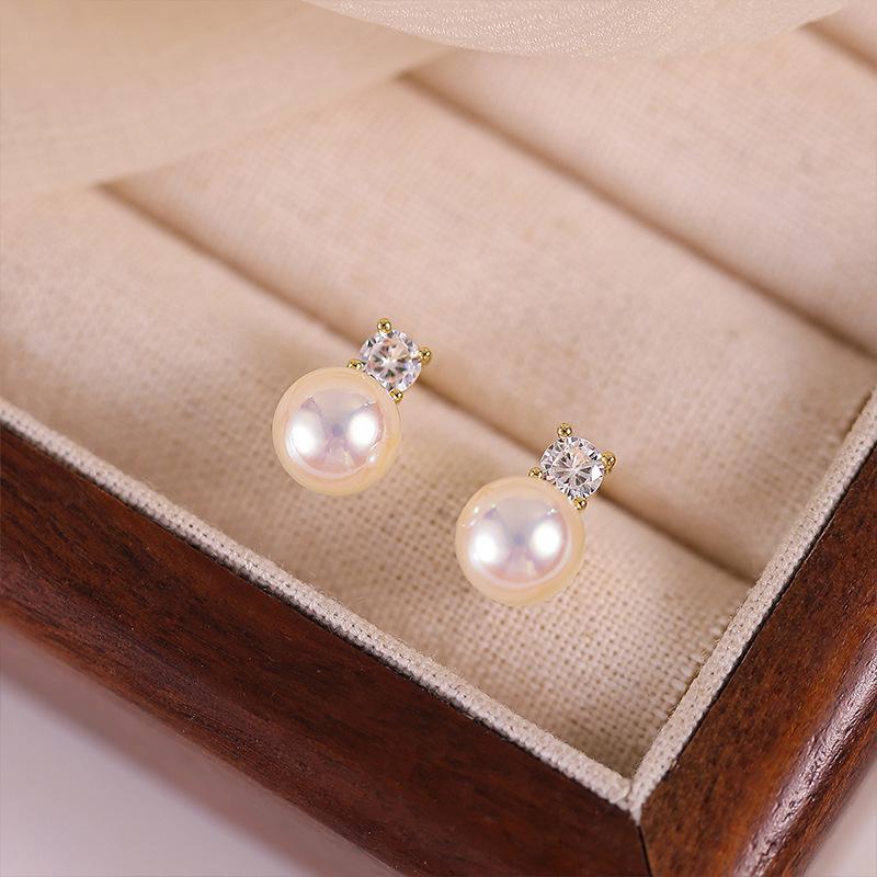 Elegant High-End Pearl Stud Earrings for Women: 2026 Trendy Light Luxury Design