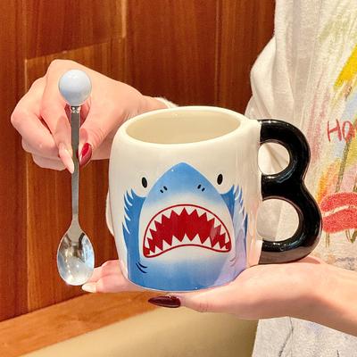 Niedlicher und lustiger Hai-Keramikbecher, hochwertiger Partner-Wasserbecher, Geburtstagsgeschenk für Mädchen, Haushaltskaffeetasse