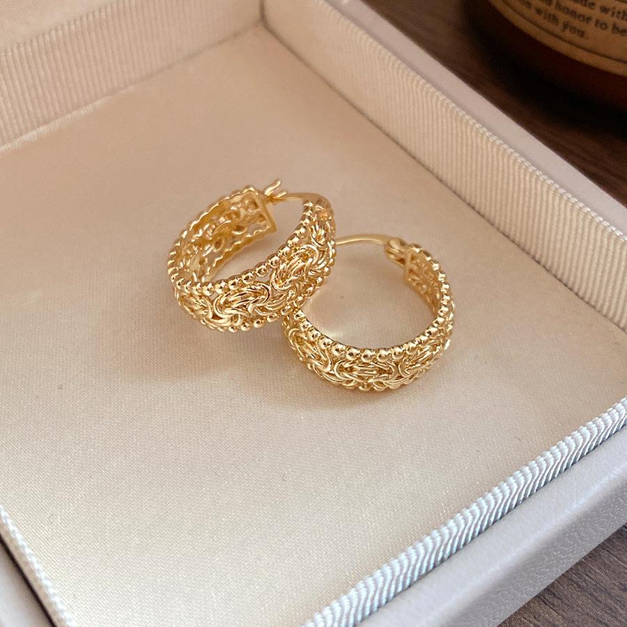 European and American retro round hollow ear buckle simple fashion exquisite earrings light luxury high sense earrings design sense niche