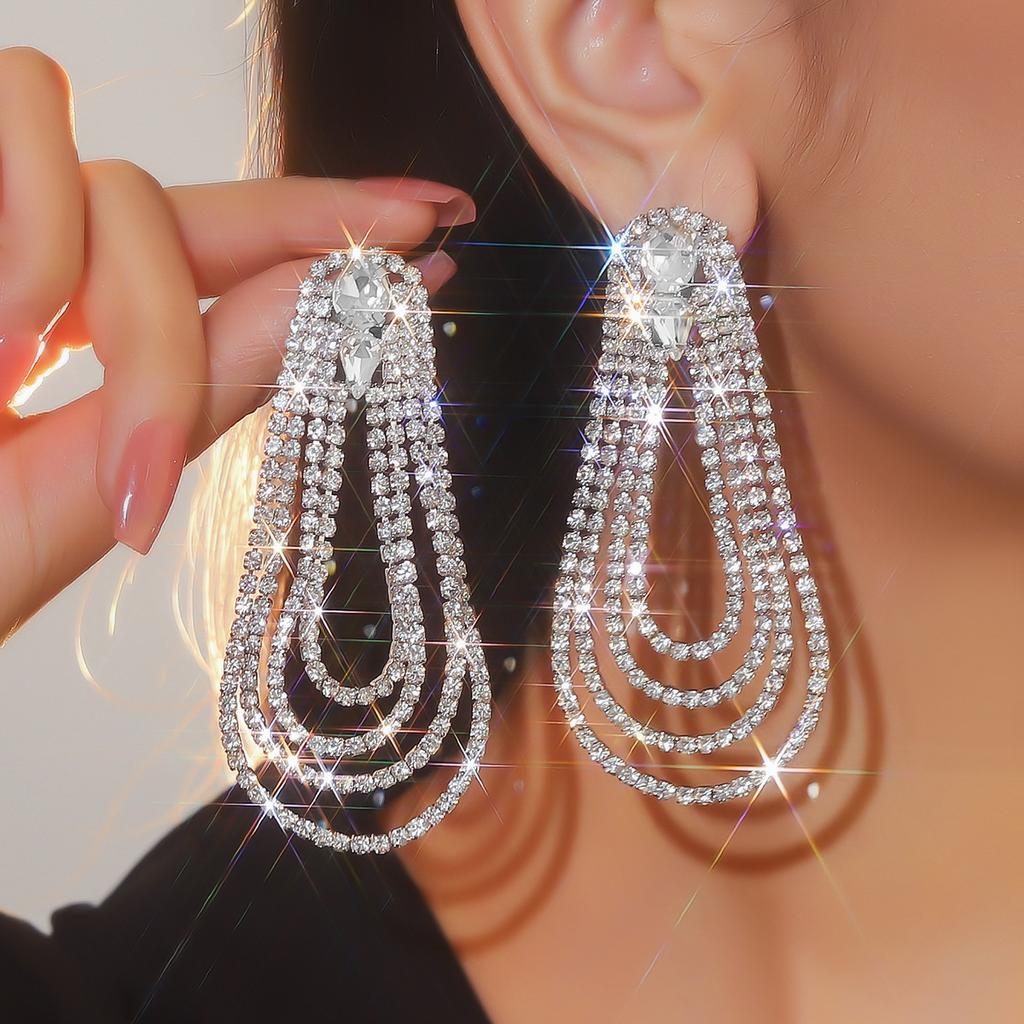 Luxuriöse Ohrringe mit langen Fransen und Strasssteinen