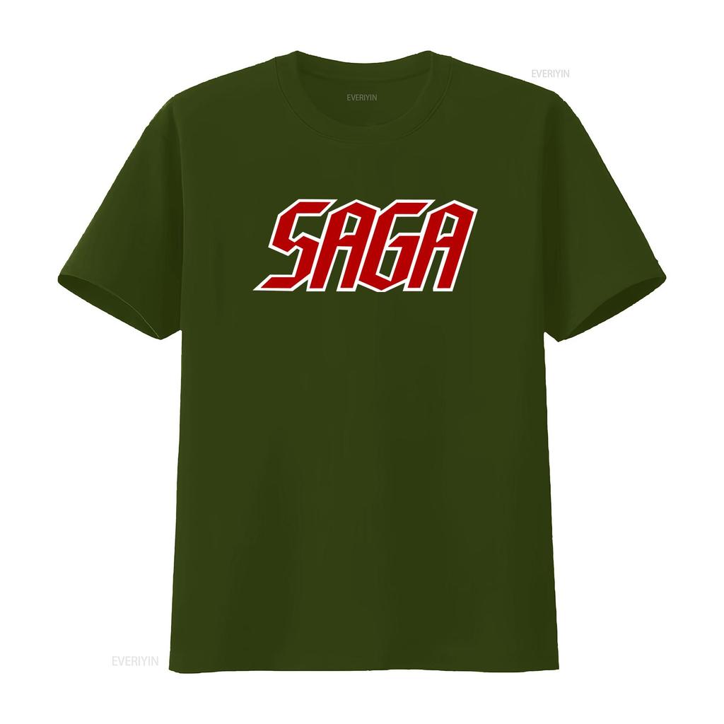 Saga Band Logo Schwarzes T-Shirt Alle Größen Verfügbar Kräftiges Rot-Weißes Design für Musikfans Bequemes Baumwollgewebe Perfekt