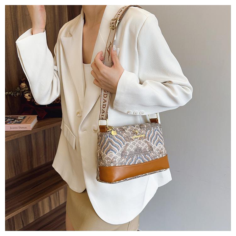 Women's Bag Retro Style Bag Women's Commuter Fashion Printed Versatile Texture Women's Shoulder Messenger Bag