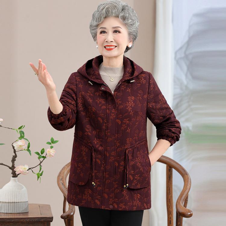 

Люди среднего и пожилого возраста носят осеннюю одежду, бабушка носит куртку-ветровку с капюшоном, свекровь - повседневное пальто свободного кроя, а пожилая женщина - одежду для пожилых. L