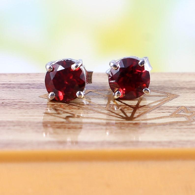 

Серьги с натуральным гранатом - серьги-гвоздики с гранатом - изящные минималистичные серьги - крошечные эффектные серьги - подарок для женщин и ее мамы - серебро 925 пробы красный