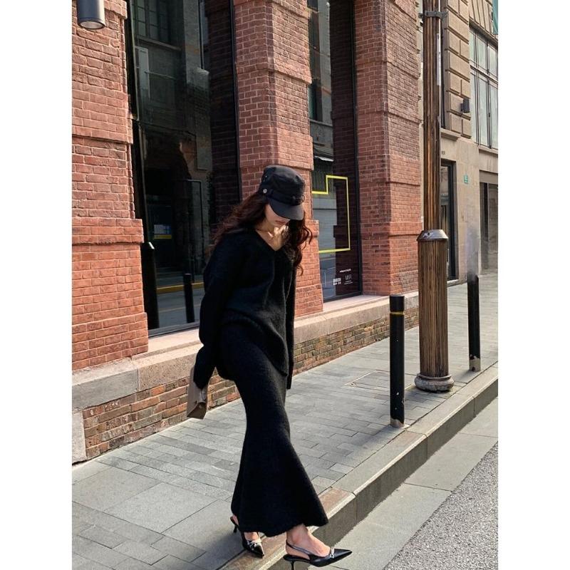 Lazy Sweater Knitted Suit Dress for Women In Autumn and Winter V-neck Pullover Knitted Sweater Top Skirt Fashionable Two-piece Set