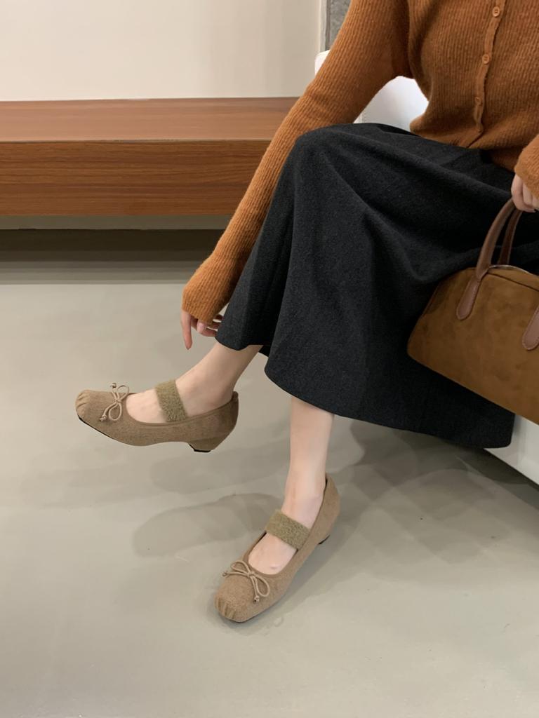 2025 Autumn and Winter New Square Head Shallow Mouth with Woolen Bow Inner Slope Heel Commuter Work Women's Single Shoes