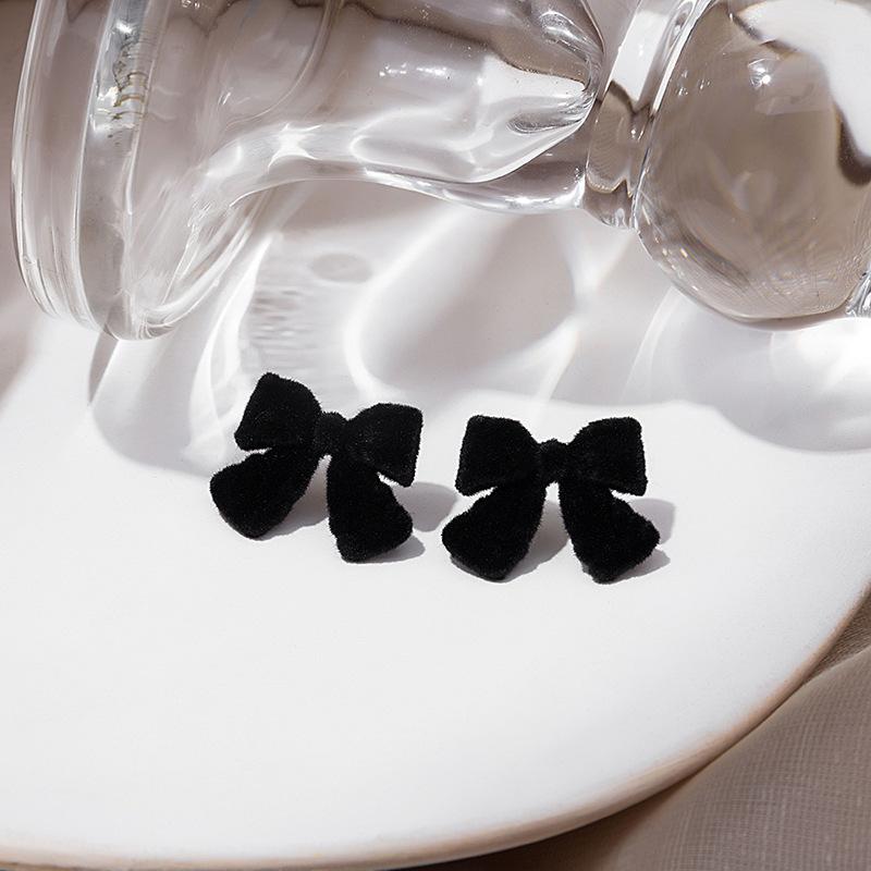 

2025 new small fresh three-dimensional flower earrings light luxury high-end dopamine spring and summer super fairy versatile earrings