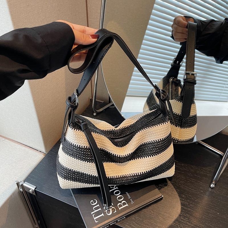 Small Bag Women's 2025 New Trendy Color Straw Hand-held Bucket Bag Leisure Beach Vacation Wind Shoulder Messenger Bag