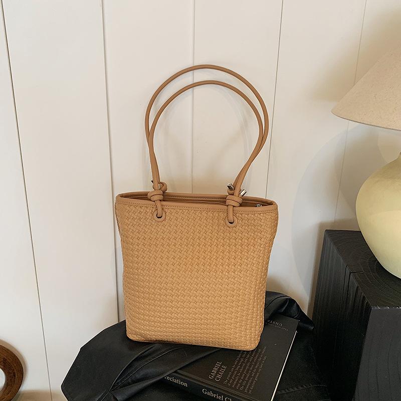 Portable woven bag women's 2025 new trendy retro tote bag simple large capacity shoulder armpit bag