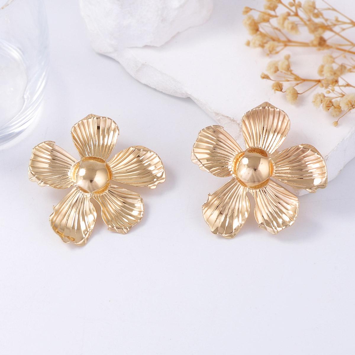 

Personalized, retro, trendy, simple metal, unique texture, floral stud earrings, versatile for casual and everyday women