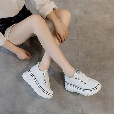 Kleine weiße Schuhe Damen neue Plateau-Einzelschuhe Muffin vielseitige Sport-Board-Schuhe Innenhöhe erhöht Freizeitschuhe kleine Größe