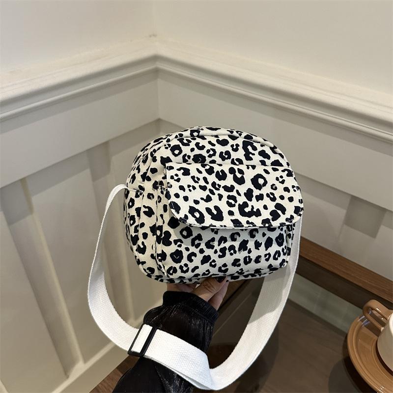 Korean version of fashion niche design soft-sided casual leopard print shoulder messenger bag 2025 autumn new shopping commuter bag