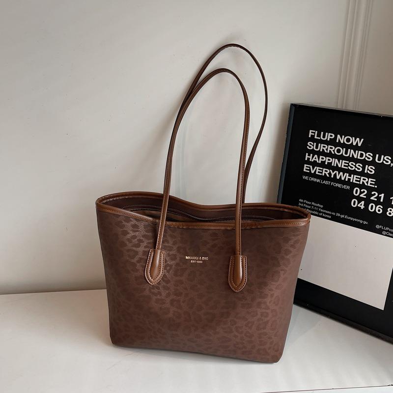 

Fashion trend large capacity tote bag autumn new personalized retro shoulder armpit bag