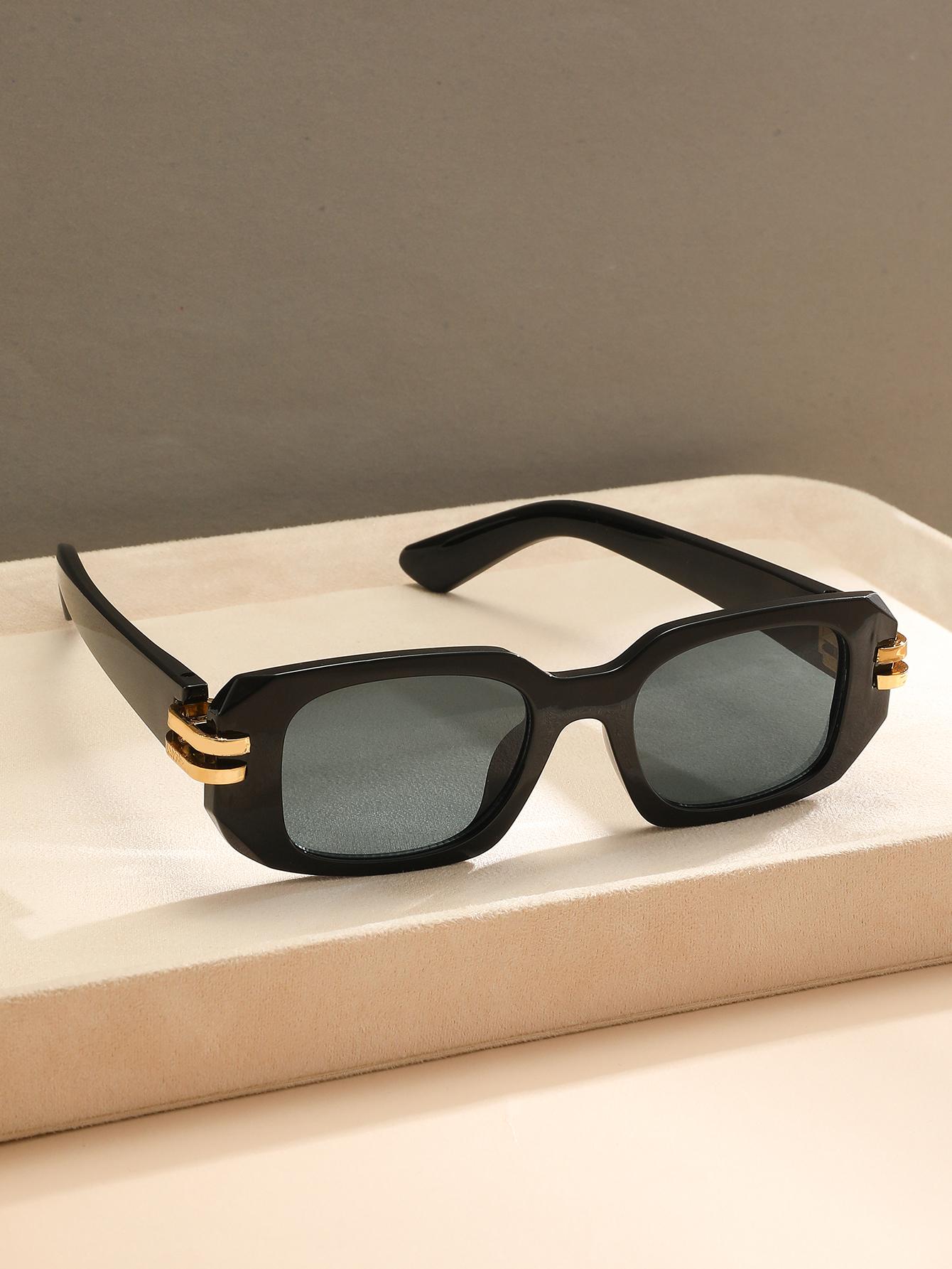 

Retro European And American Style Rectangular Frame Glasses with Decorative Temple Tips for Daily Wear And Street Photography чорний
