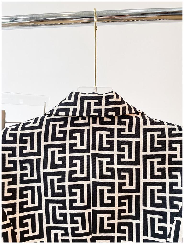 2025 European & American Celebrity Women's Slim Fit Double-Breasted Geometric Jacquard Suit Jacket with Lion Buttons.