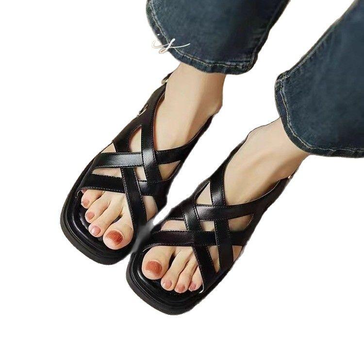 Mode Übergröße Niedrige Sandalen Frau Leder Frühjahrsschuhe Sommerabsätze Atmungsaktiv Anzug Weiblich Beige Eckige Zehenpartie Groß Niedrig Absatz Außen Re