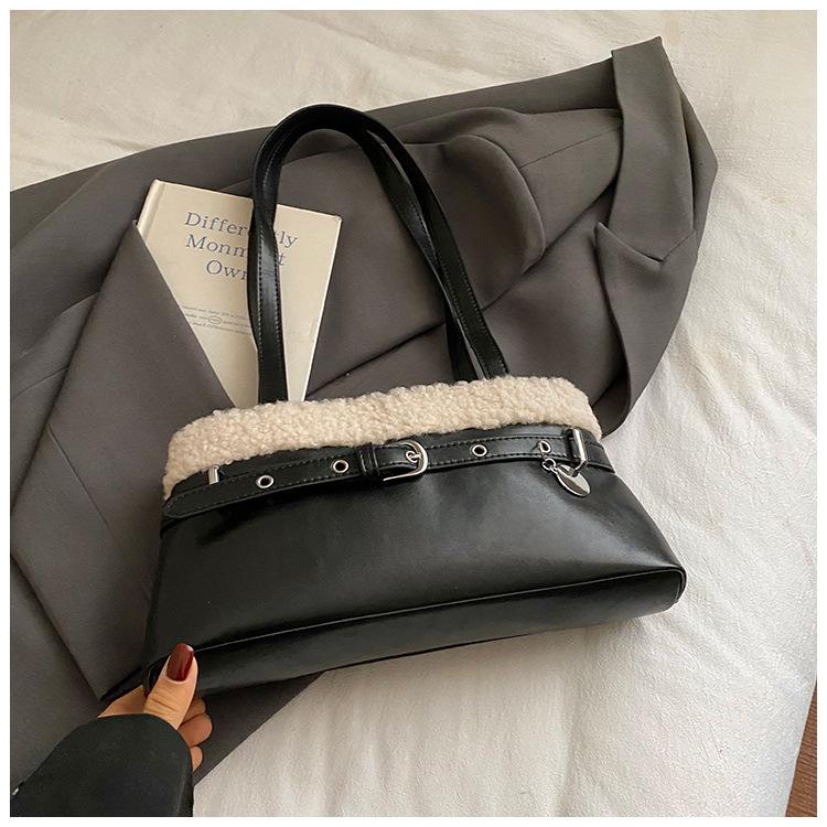 Lamb wool splicing shoulder bag women's 2025 autumn and winter new women's versatile commuter niche baguette armpit bag