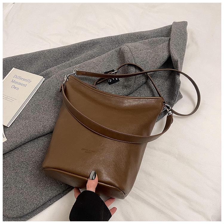Korean Retro Niche 2025 Women's Underarm Bucket Bag – Simple, Trendy Shoulder Bag for Commuting
