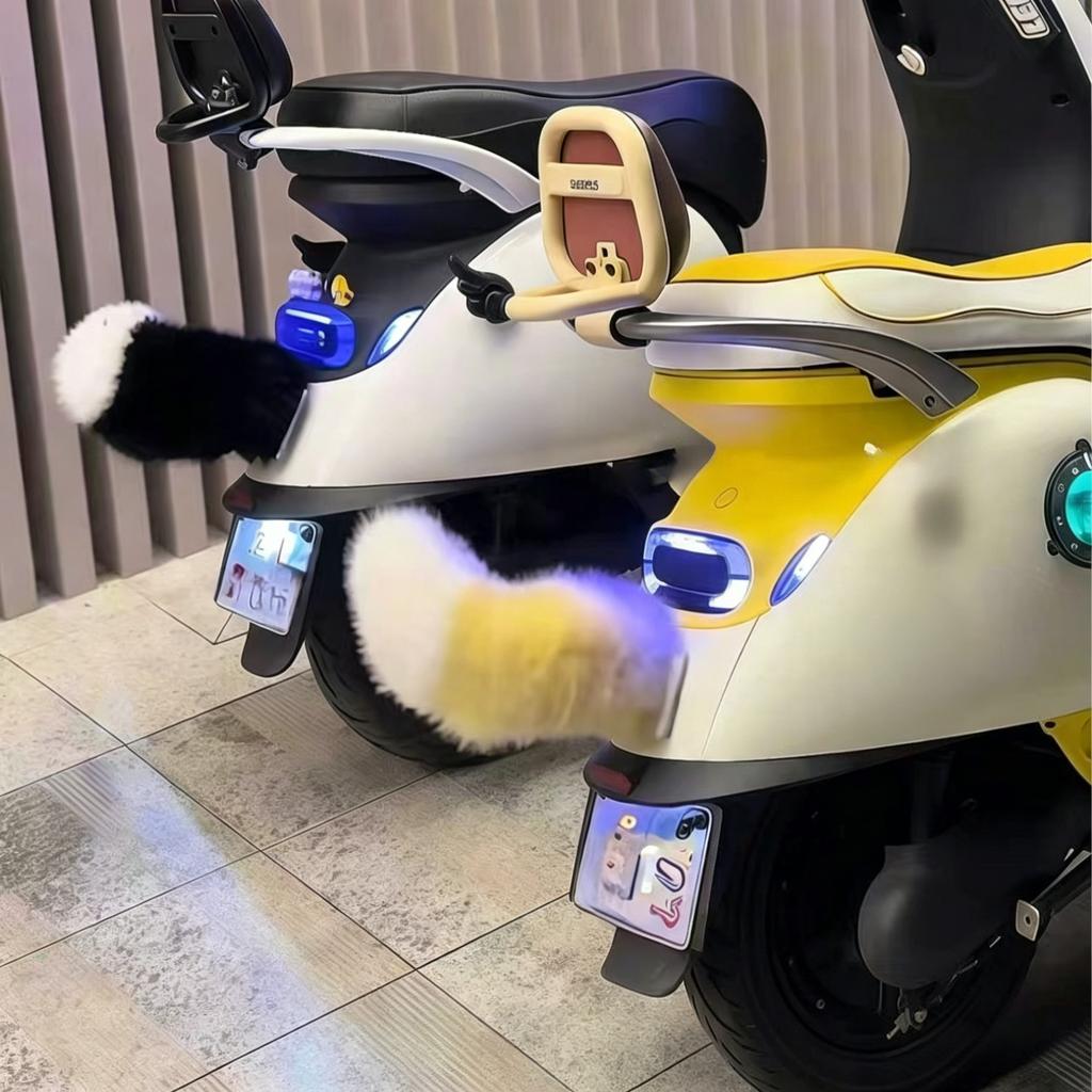 Peluche Coda Scodinzolante Elettrico Controllato a Distanza Scuotimento per Decorazione Auto Moto Coda di Volpe Divertente Ornamento Accessorio Auto Ricaricabile