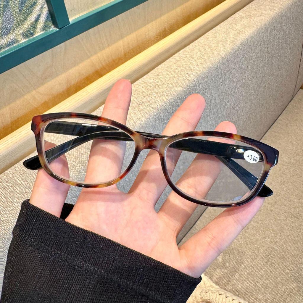 Stylish Ultralight Tortoiseshell Reading Glasses for Adults with High-Definition Lenses and Spring Temples