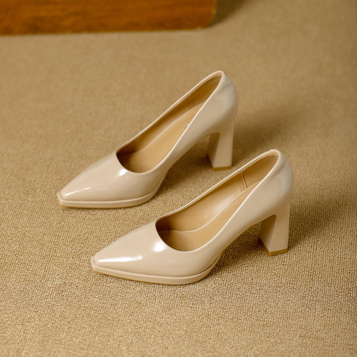 

Coarse heel high heels 2026 spring not tired feet waterproof table pointed patent leather solid color one pedal light mouth single shoes 40 тілесний