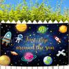 Verspieltes Weltraum-Erster-Geburtstag-Wandteppich, Cartoon-Planeten, Astronaut und Raketen am Sternenhimmel, Spielerische Wandkunst für Kinderparty
