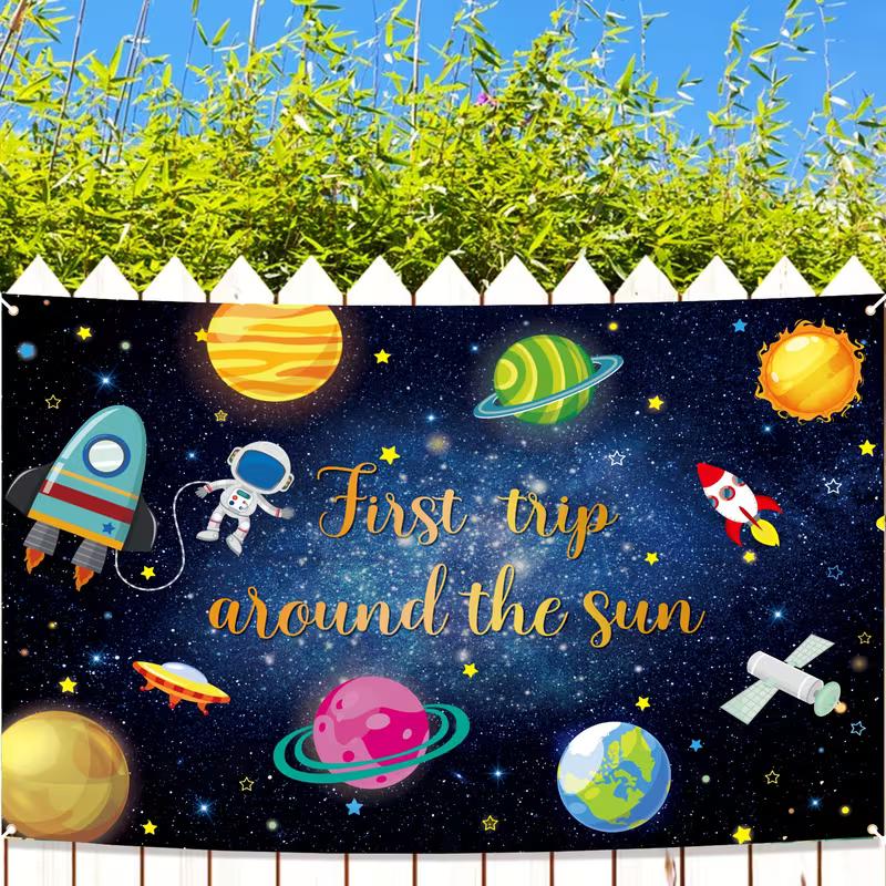 Verspieltes Weltraum-Erster-Geburtstag-Wandteppich, Cartoon-Planeten, Astronaut und Raketen am Sternenhimmel, Spielerische Wandkunst für Kinderparty