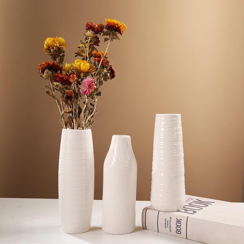 Retro White Ceramic Flower Vase – Creative Ornament for Living Room or Dining Table, Perfect for Hydroponic and Fresh Flowers with a High-End Feel.