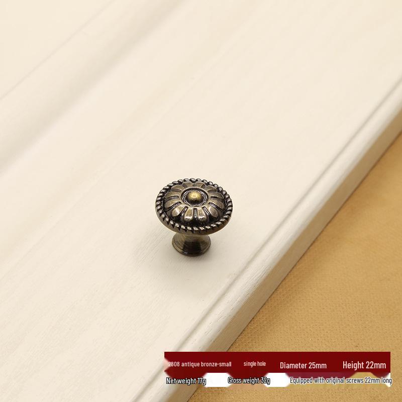 European Style Antique Bronze Pull Handle for Kitchen Cabinets, Wardrobes, and Drawers - Classic Retro Zinc Alloy Design.