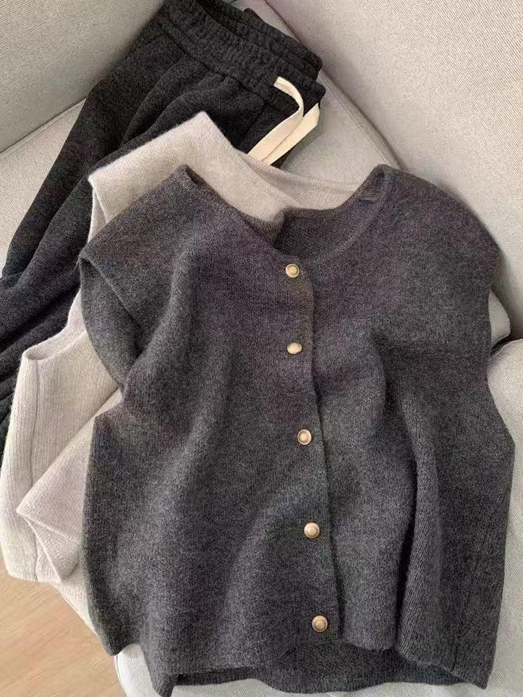 Elegant Korean-Style Gold Buckle Knit Vest: Soft, Fluffy Autumn/Winter Outerwear for Women - Solid Color Layering Top for Spring