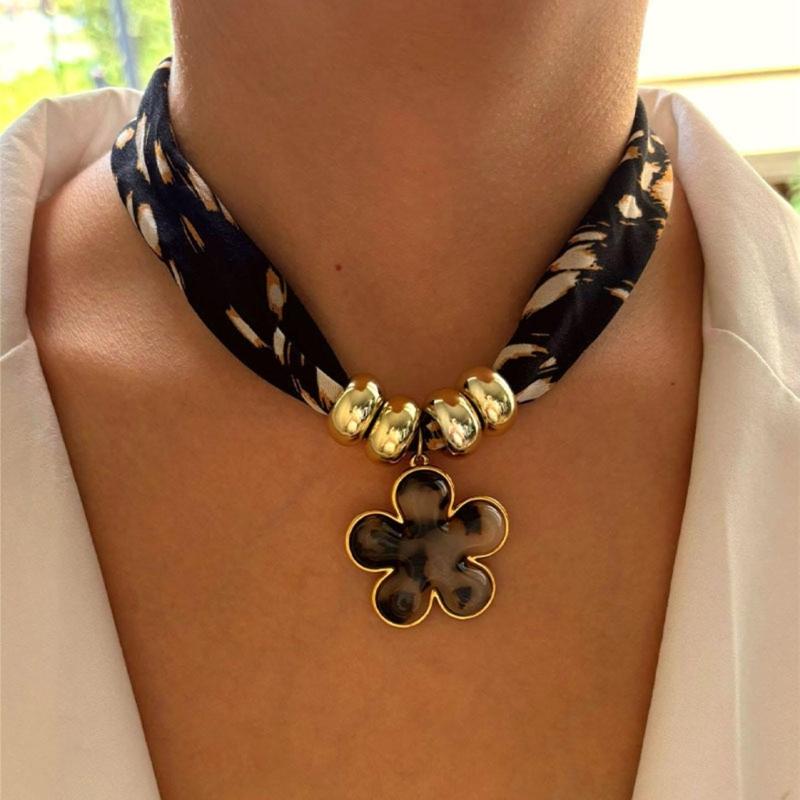 Stylish Leopard Print Rope Necklace With Floral Heart Pendant for Women Fashion Jewelry Gift