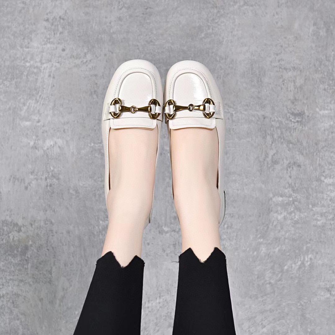 

Женские туфли-лодочки с круглым носком и неглубоким вырезом, новые весенне-летние, из лакированной коровьей кожи, с металлической пряжкой, на низком каблуке, удобные маленькие кожаные туфли 40 бежевый