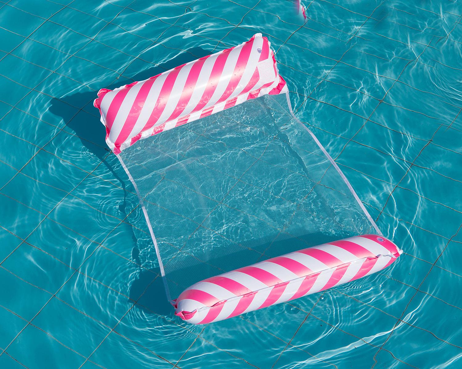 

Надувной полосатый гамак для бассейна со спинкой - Размер для взрослых, складной, из утолщенного ПВХ. Striped Hammock розы красного