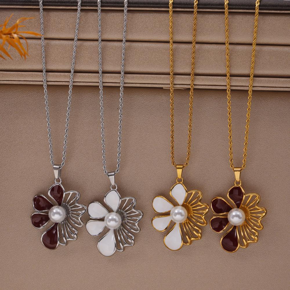 Retro Light Luxury Oil Drop Hollow Bead Flower Pendant Fashionable Sweet Gentle Titanium Steel Necklace Jewelry