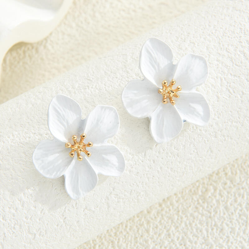 Sweet Fresh White Metal Flower Drop Earrings for Women Elegant Super Fairy Dangle Earrings Jewelry Party Jewelry Accessories
