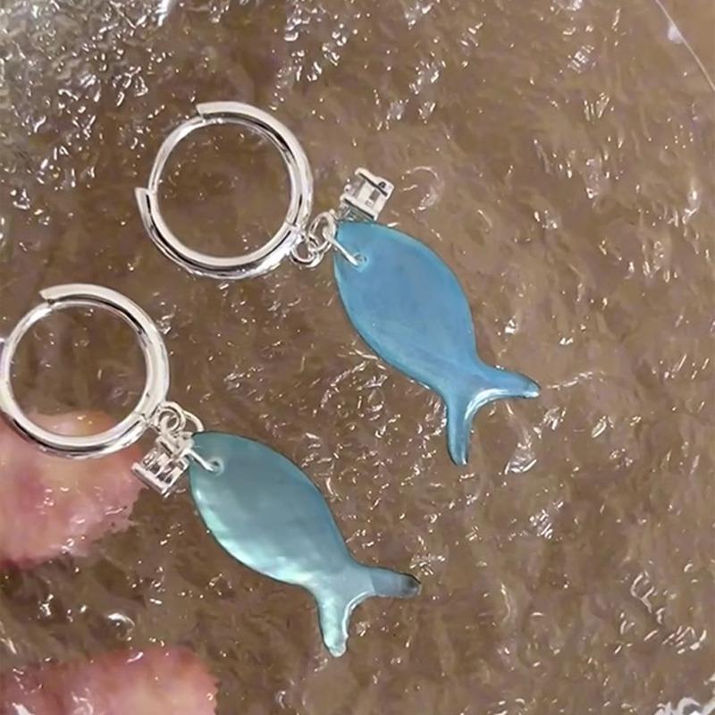 Y2K Blue Small Fish Pendant Earrings for Women Fashion Sweet Crystal Asymmetric Ear Buckle Seaside Vacation Jewelry Accessories